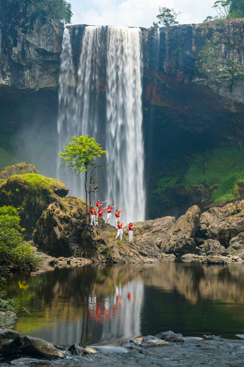 Du khách Hà Nội khám phá thác 50 trong Khu bảo tồn thiên nhiên Kon Chư Răng. Ảnh: Thong Dong Du khách Hà Nội khám phá thác 50 trong Khu bảo tồn thiên nhiên Kon Chư Răng. Ảnh: Thong Dong