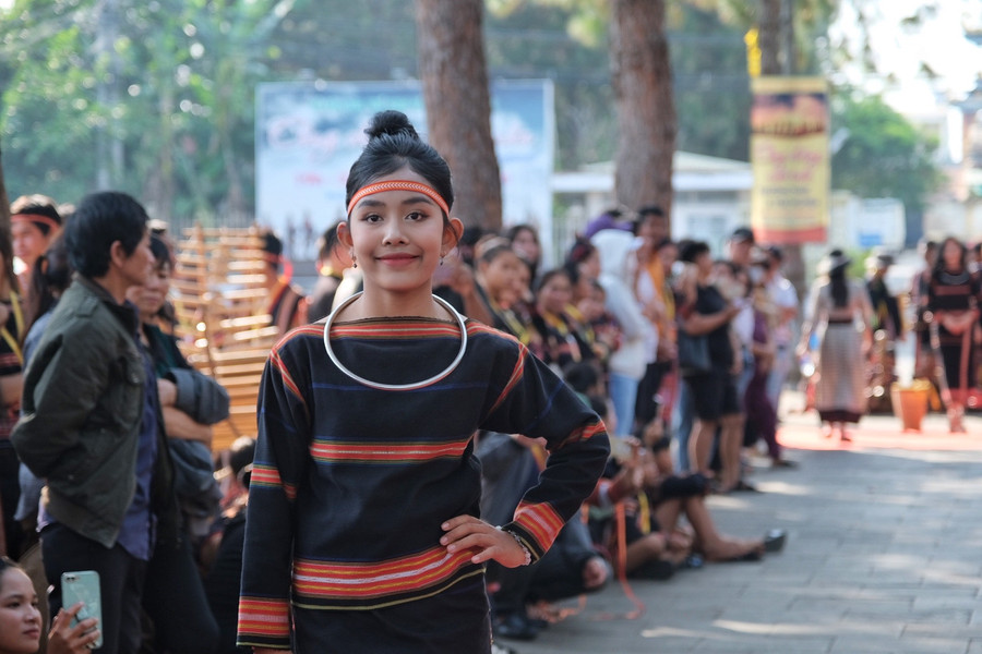 Vẻ đẹp của thiếu nữ Jrai trong trang phục dân tộc. Ảnh: Hoàng Ngọc