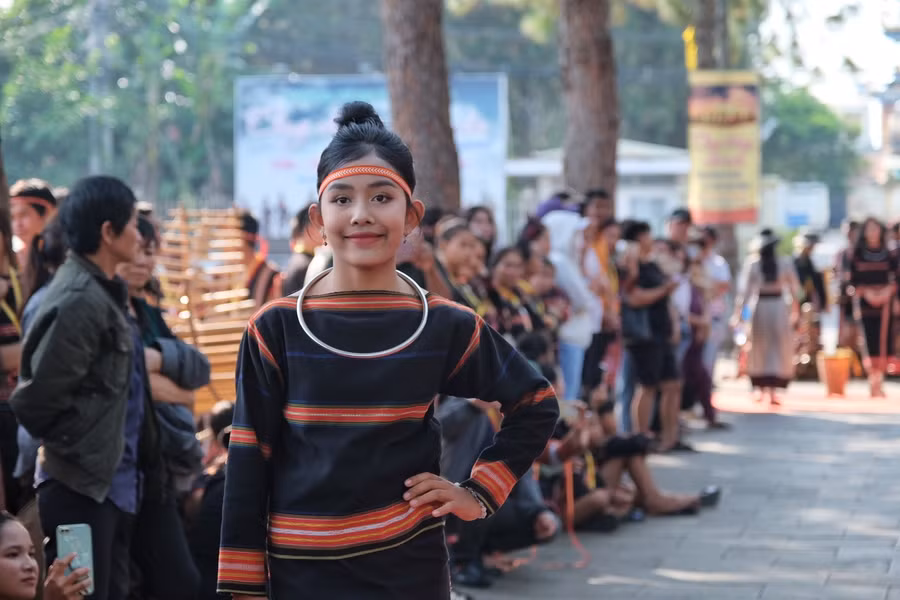 Vẻ đẹp của thiếu nữ Jrai trong trang phục dân tộc. Ảnh: Hoàng Ngọc