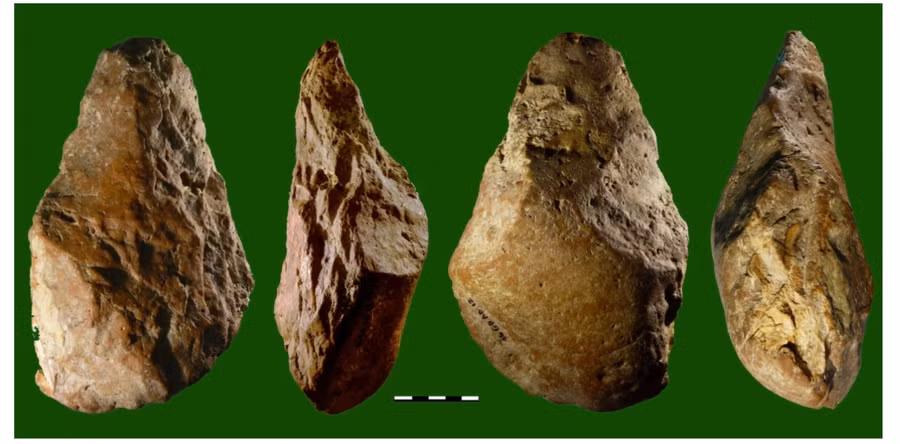 Rìu tay trong sưu tập công cụ sơ kỳ Đá cũ An Khê. Ảnh: Huỳnh Bá Tính Rìu tay trong sưu tập công cụ sơ kỳ Đá cũ An Khê. Ảnh: Huỳnh Bá Tính