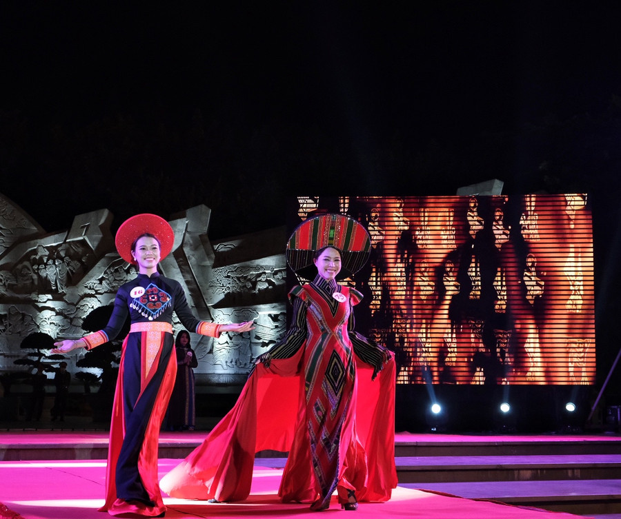 Các thí sinh trình diễn áo dài thổ cẩm. Ảnh: Minh Châu Các thí sinh trình diễn áo dài thổ cẩm. Ảnh: Minh Châu