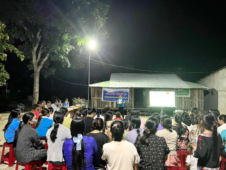 Sinh hoạt chuyên đề giúp hội viên phụ nữ và người dân hiểu rõ quy định của pháp luật về tảo hôn, hôn nhân cận huyết thống. Ảnh: Minh Châu Sinh hoạt chuyên đề giúp hội viên phụ nữ và người dân hiểu rõ quy định của pháp luật về tảo hôn, hôn nhân cận huyết thống. Ảnh: Minh Châu