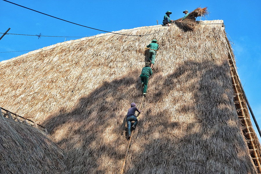 Công việc lợp mái dành cho đàn ông trong làng Công việc lợp mái dành cho đàn ông trong làng