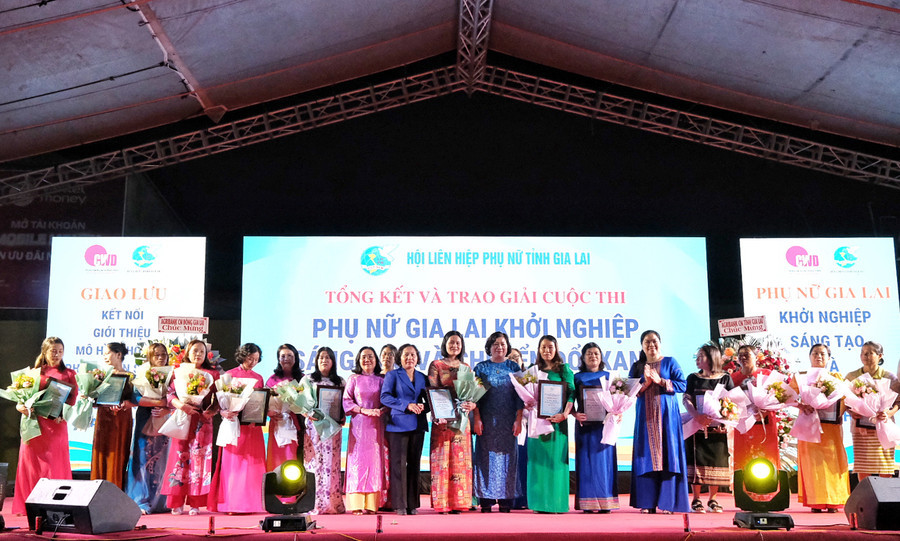 Trao giải cho các ý tưởng xuất sắc của cuộc thi “Phụ nữ Gia Lai khởi nghiệp sáng tạo và chuyển đổi xanh” năm 2024. Ảnh: MINH CHÂU Trao giải cho các ý tưởng xuất sắc của cuộc thi “Phụ nữ Gia Lai khởi nghiệp sáng tạo và chuyển đổi xanh” năm 2024. Ảnh: MINH CHÂU