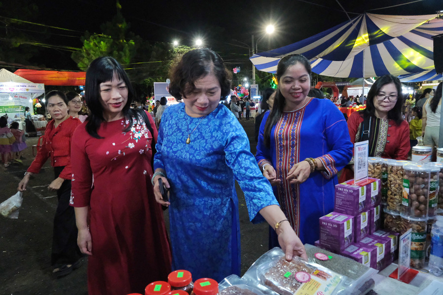 Các đồng chí lãnh đạo tham quan các gian hàng sản phẩm khởi nghiệp của phụ nữ. Ảnh: MINH CHÂU Các đồng chí lãnh đạo tham quan các gian hàng sản phẩm khởi nghiệp của phụ nữ. Ảnh: MINH CHÂU