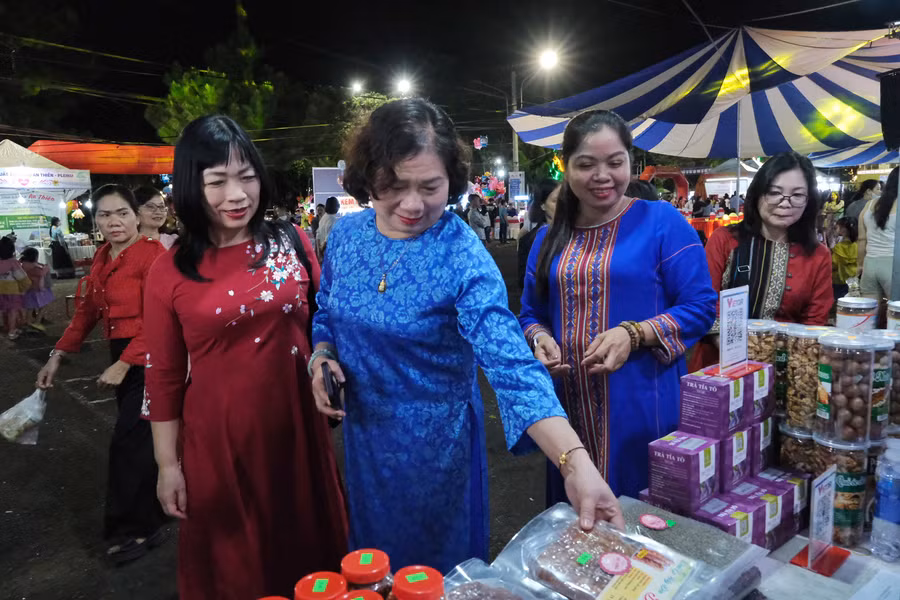 Các đồng chí lãnh đạo tham quan các gian hàng sản phẩm khởi nghiệp của phụ nữ. Ảnh: MINH CHÂU