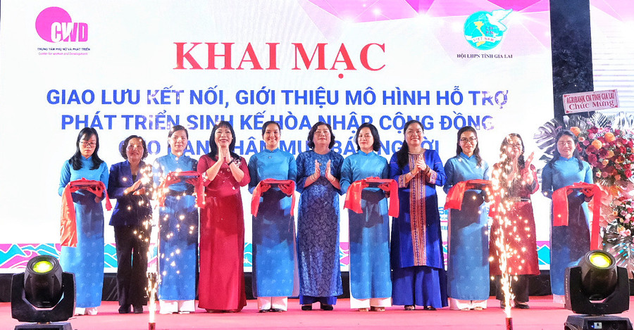 Khai mạc các hoạt động “Giao lưu kết nối, giới thiệu mô hình hỗ trợ phát triển sinh kế hòa nhập cộng đồng cho nạn nhân mua bán người”. Ảnh: MINH CHÂU Khai mạc các hoạt động “Giao lưu kết nối, giới thiệu mô hình hỗ trợ phát triển sinh kế hòa nhập cộng đồng cho nạn nhân mua bán người”. Ảnh: MINH CHÂU