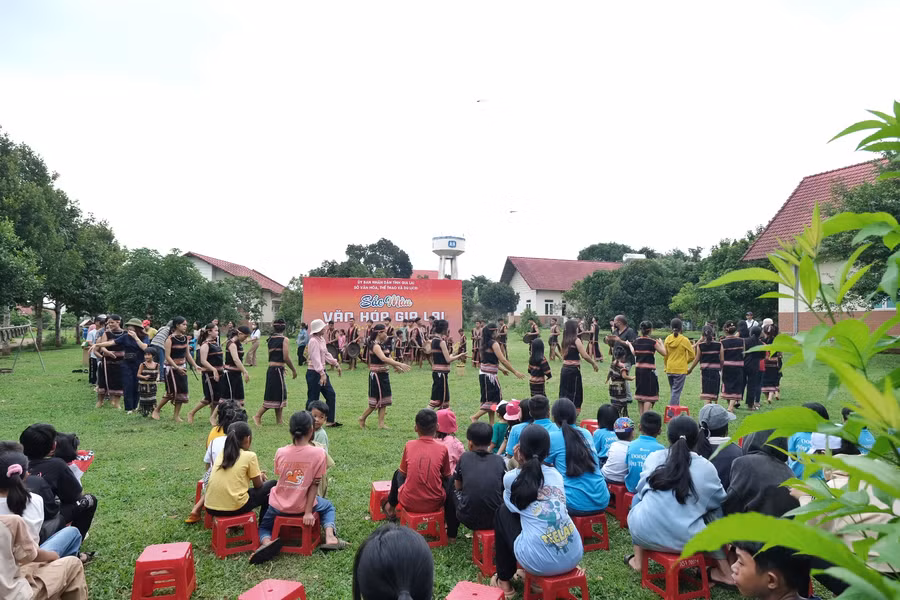 "Sắc màu văn hóa Gia Lai-Bảo tồn và phát triển" đến với trẻ em tại Làng trẻ em SOS và Trung tâm Bảo trợ xã hội tổng hợp tỉnh. Ảnh: Minh Châu