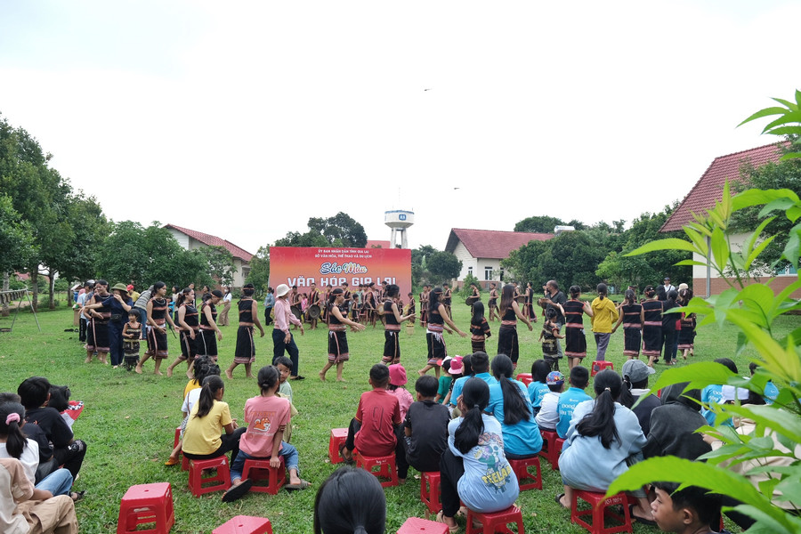 "Sắc màu văn hóa Gia Lai-Bảo tồn và phát triển" đến với trẻ em tại Làng trẻ em SOS và Trung tâm Bảo trợ xã hội tổng hợp tỉnh. Ảnh: Minh Châu "Sắc màu văn hóa Gia Lai-Bảo tồn và phát triển" đến với trẻ em tại Làng trẻ em SOS và Trung tâm Bảo trợ xã hội tổng hợp tỉnh. Ảnh: Minh Châu