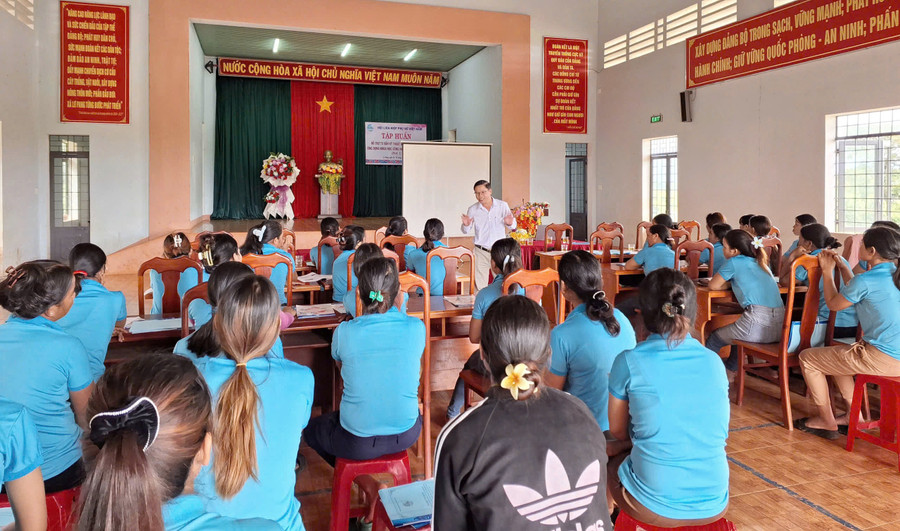 Thành viên Tổ hợp tác sản xuất và tiêu thụ phê làng Rõh (xã Lơ Pang, huyện Mang Yang) được chuyên gia hướng dẫn ứng dụng khoa học công nghệ sản xuất cà phê theo hướng bền vững. Ảnh: Minh Châu