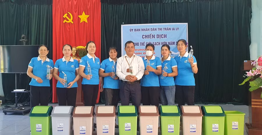Tặng thùng rác nắp lật phân loại rác cho hội viên, phụ nữ tham gia các câu lạc bộ bảo vệ môi trường. Ảnh: Minh Châu