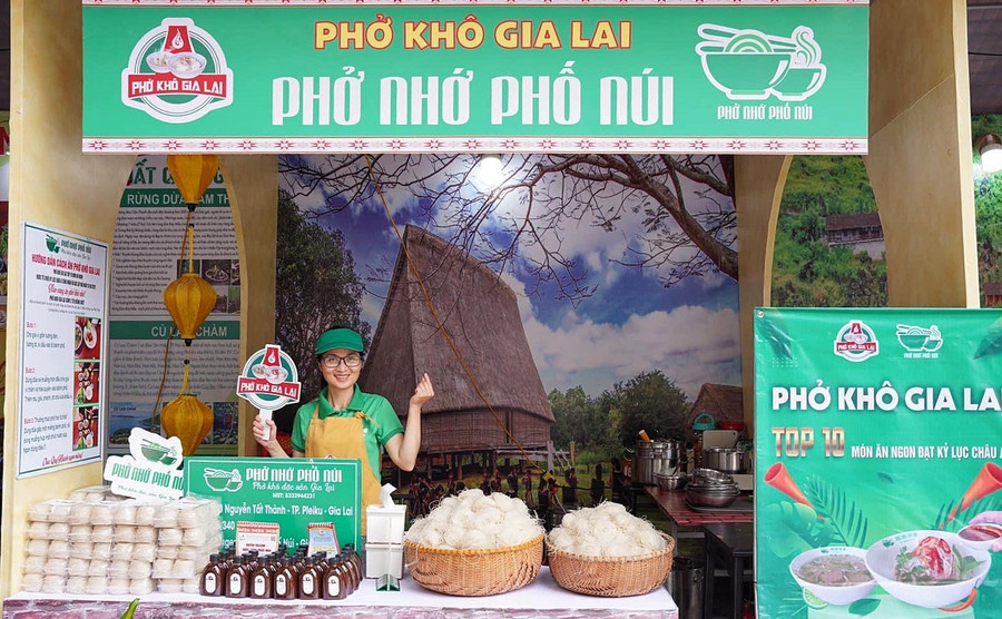 Quảng bá phở khô Gia Lai tại Festival Thu Hà Nội 2023. Ảnh: NVCC