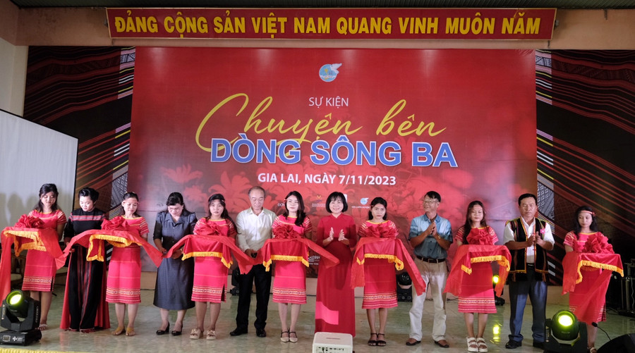 Khai mạc triển lãm &quot;Chuyện bên dòng sông Ba&quot;. Ảnh: Hoàng Ngọc