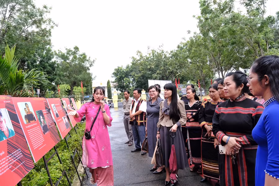 Chủ đề "Chuyện bên dòng sông Ba" là những điều thú vị về luật tục văn hóa, những thay đổi tích cực trong cộng đồng... được kể lại bằng hình ảnh và những câu chuyện. Ảnh: Hoàng Ngọc