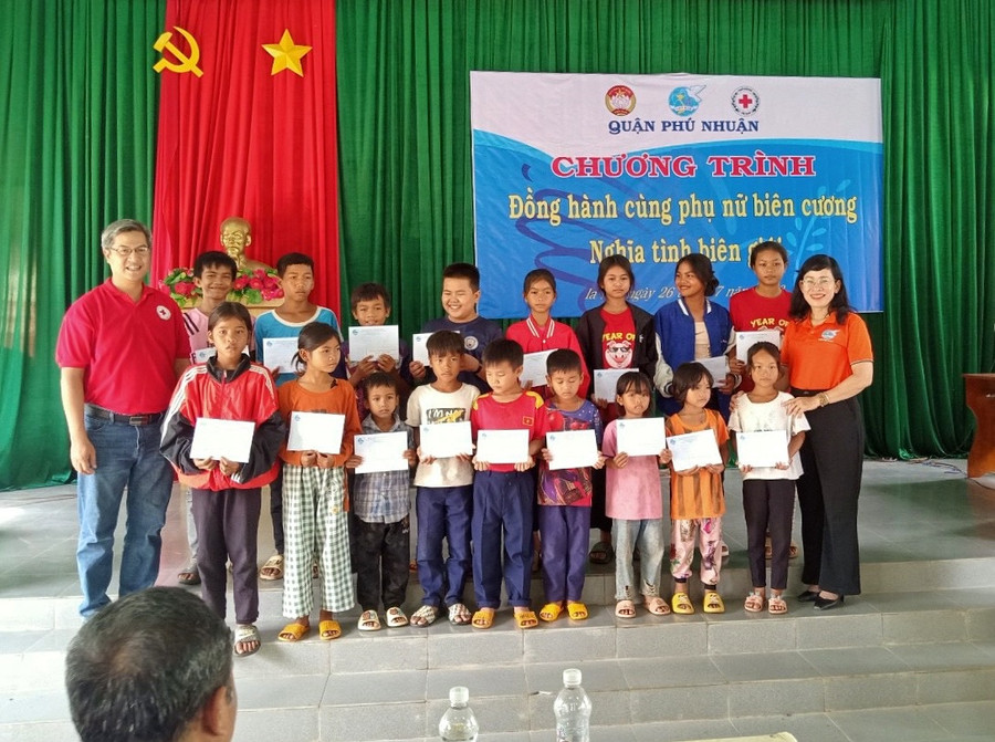 Tặng quà cho trẻ em nghèo hiếu học. Ảnh: Minh Châu Tặng quà cho trẻ em nghèo hiếu học. Ảnh: Minh Châu