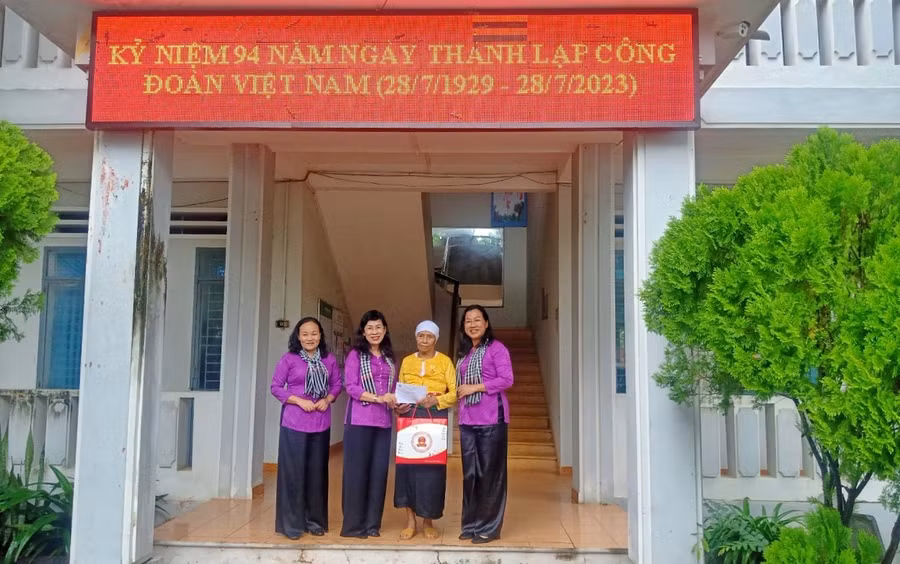 Thăm, tặng quà Mẹ Việt Nam anh hùng Hà Thị Chội. Ảnh: Minh Châu