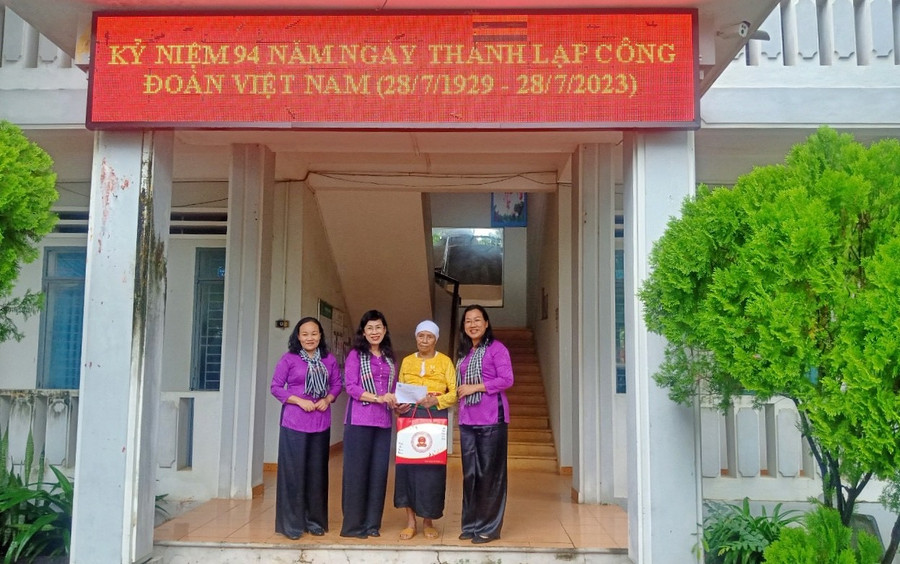 Thăm, tặng quà Mẹ Việt Nam anh hùng Hà Thị Chội. Ảnh: Minh Châu Thăm, tặng quà Mẹ Việt Nam anh hùng Hà Thị Chội. Ảnh: Minh Châu