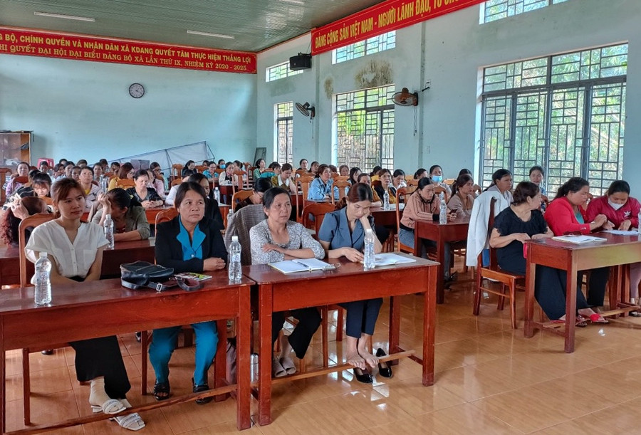 Hội viên, phụ nữ được trang bị kiến thức cho hoạt động khởi nghiệp. Ảnh: Minh Châu