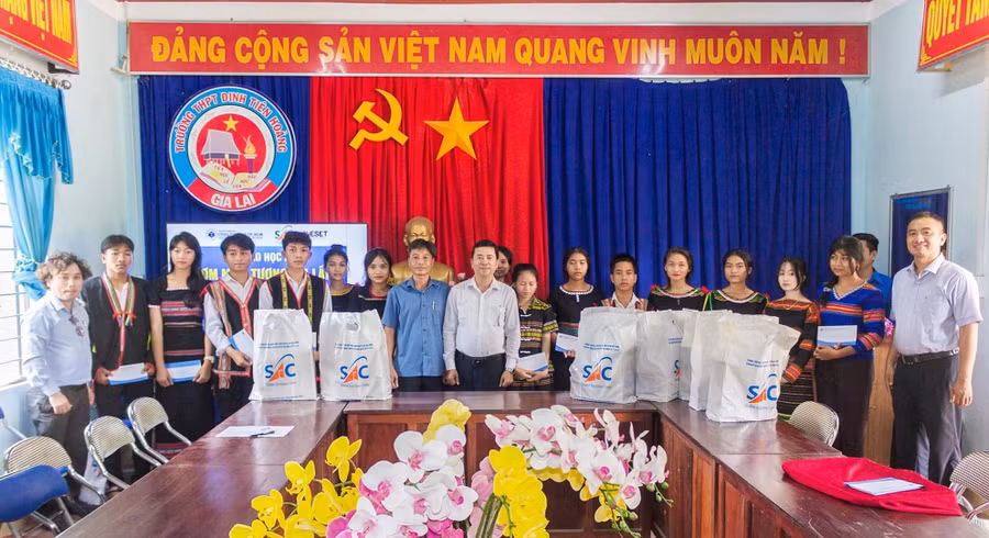 Trao học bổng "Ươm mầm tương lai" cho 20 học sinh dân tộc thiểu số trường THPT Đinh Tiên Hoàng, huyện Krông Pa. Ảnh: Ninh Văn Dậu