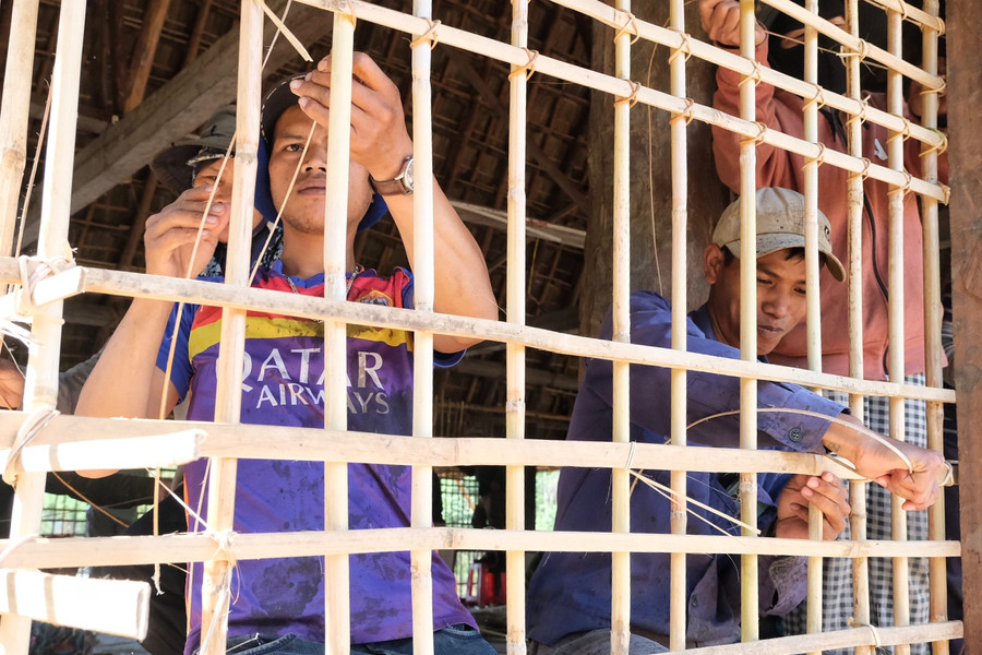 Những mối mây bền chặt, giúp nhà rông vững vàng, sừng sững qua bao nắng mưa Những mối mây bền chặt, giúp nhà rông vững vàng, sừng sững qua bao nắng mưa