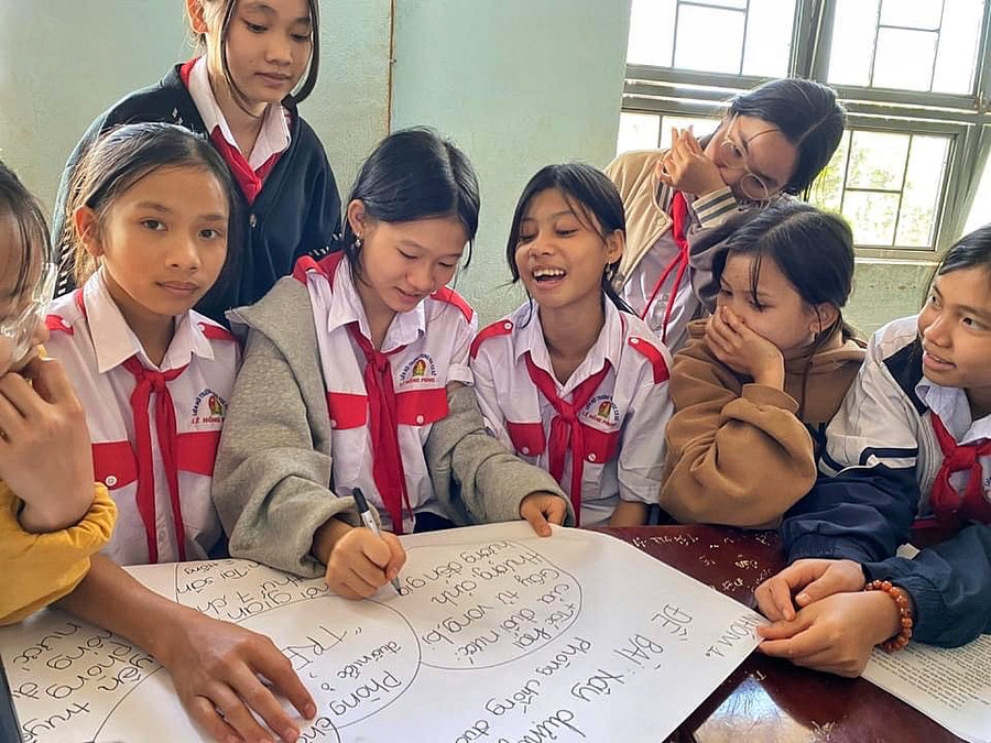 Thành viên câu lạc bộ thực hành kỹ năng xây dựng kế hoạch truyền thông về phòng-chống đuối nước ở trẻ. Ảnh: Minh Châu