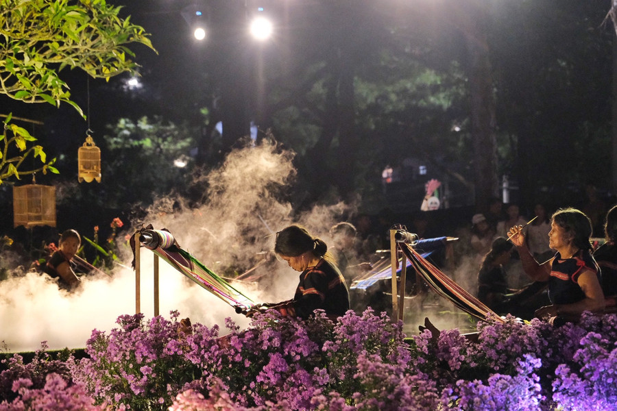 Các nghệ nhân tái hiện khung cảnh dệt vải. Ảnh: Hoàng Ngọc Các nghệ nhân tái hiện khung cảnh dệt vải. Ảnh: Hoàng Ngọc