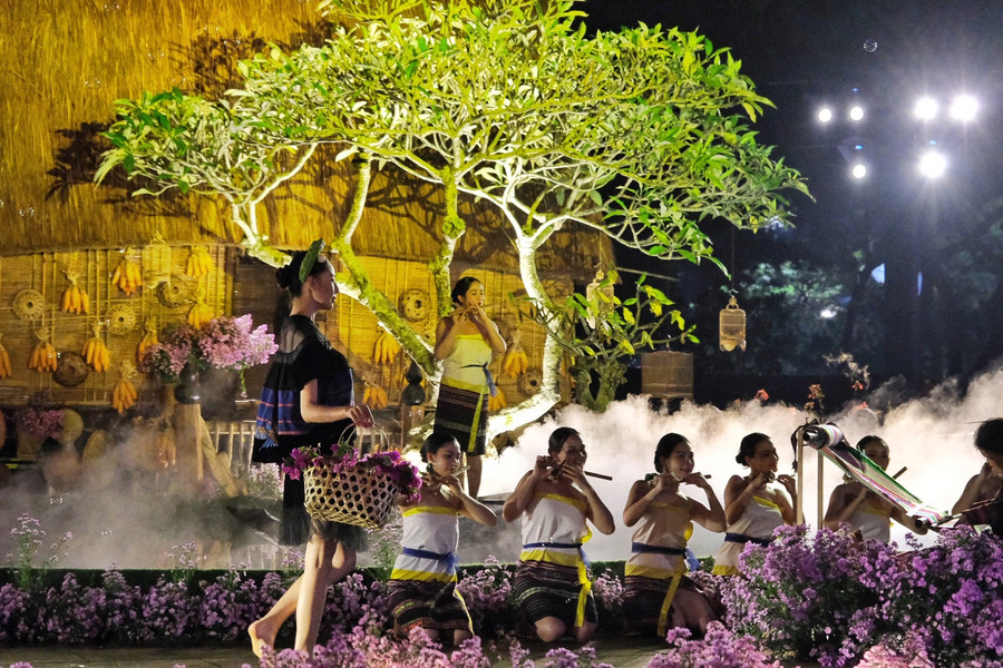 Người mẫu trình diễn trên nền âm nhạc dân gian Tây Nguyên. Ảnh: Hoàng Ngọc Người mẫu trình diễn trên nền âm nhạc dân gian Tây Nguyên. Ảnh: Hoàng Ngọc