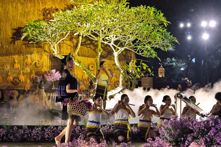 Người mẫu trình diễn trên nền âm nhạc dân gian Tây Nguyên. Ảnh: Hoàng Ngọc Người mẫu trình diễn trên nền âm nhạc dân gian Tây Nguyên. Ảnh: Hoàng Ngọc