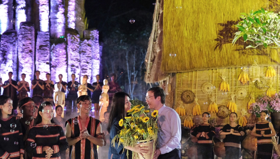 Phó Bí thư Tỉnh ủy, Chủ tịch UBND tỉnh Trương Hải Long tặng hoa cảm ơn NTK Minh Hạnh và đội ngũ thực hiện chương trình Phó Bí thư Tỉnh ủy, Chủ tịch UBND tỉnh Trương Hải Long tặng hoa cảm ơn NTK Minh Hạnh và đội ngũ thực hiện chương trình