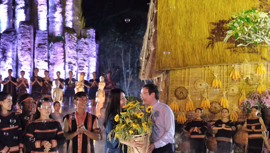 Phó Bí thư Tỉnh ủy, Chủ tịch UBND tỉnh Trương Hải Long tặng hoa cảm ơn NTK Minh Hạnh và đội ngũ thực hiện chương trình Phó Bí thư Tỉnh ủy, Chủ tịch UBND tỉnh Trương Hải Long tặng hoa cảm ơn NTK Minh Hạnh và đội ngũ thực hiện chương trình