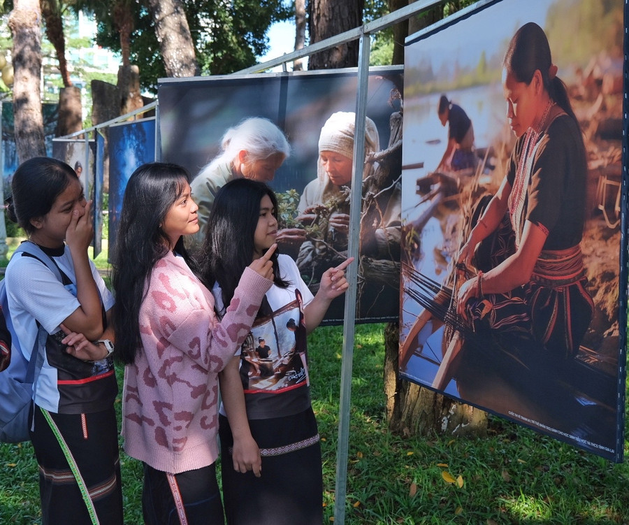 Các em học sinh thích thú khi thấy tác phẩm tranh vẽ bằng Al (trí tuệ nhân tạo) của mình được trưng bày trong khuôn khổ chương trình "Gia Lai ơi". Ảnh: Hoàng Ngọc Các em học sinh thích thú khi thấy tác phẩm tranh vẽ bằng Al (trí tuệ nhân tạo) của mình được trưng bày trong khuôn khổ chương trình "Gia Lai ơi". Ảnh: Hoàng Ngọc