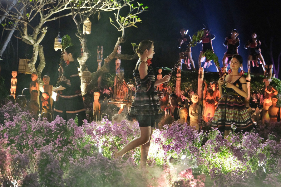 Sắc màu thổ cẩm thăng hoa trên sân khấu. Ảnh: Hoàng Ngọc Sắc màu thổ cẩm thăng hoa trên sân khấu. Ảnh: Hoàng Ngọc