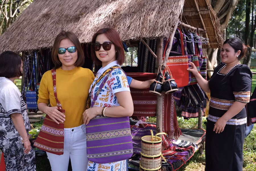 Sản phẩm thời trang như túi xách, ví, móc khóa... bằng thổ cẩm được rất nhiều người yêu thích. Ảnh: Hoàng Ngọc Sản phẩm thời trang như túi xách, ví, móc khóa... bằng thổ cẩm được rất nhiều người yêu thích. Ảnh: Hoàng Ngọc