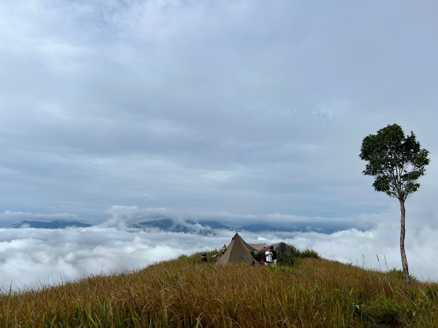 Mây bồng bềnh bao phủ những ngọn núi trập trùng của cao nguyên như tiên cảnh nơi hạ giới. Ảnh: Đoàn Lanh