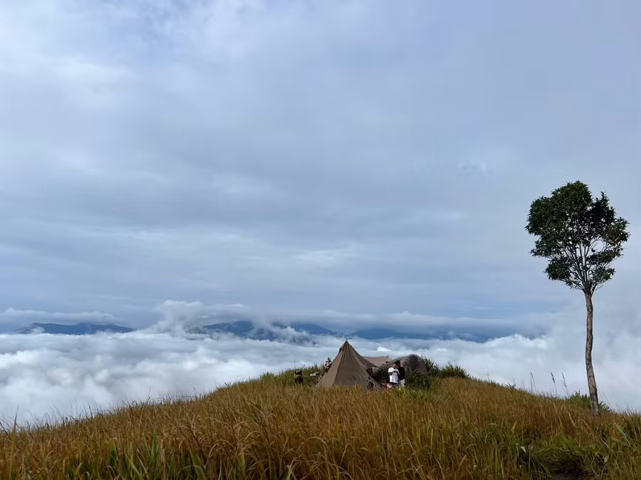 Mây bồng bềnh bao phủ những ngọn núi trập trùng của cao nguyên như tiên cảnh nơi hạ giới. Ảnh: Đoàn Lanh