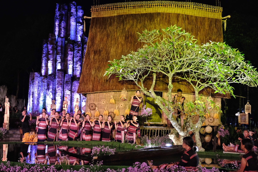 Sân khấu của "Gia Lai ơi" trước trụ đá Quảng trường Đại Đoàn Kết, TP. Pleiku. Ảnh: Hoàng Ngọc Sân khấu của "Gia Lai ơi" trước trụ đá Quảng trường Đại Đoàn Kết, TP. Pleiku. Ảnh: Hoàng Ngọc