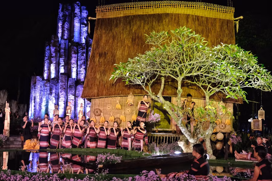 Sân khấu của "Gia Lai ơi" trước trụ đá Quảng trường Đại Đoàn Kết, TP. Pleiku. Ảnh: Hoàng Ngọc