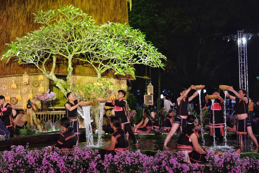 "Gia Lai ơi" tái hiện dòng chảy văn hóa qua sắc màu thổ cẩm "Gia Lai ơi" tái hiện dòng chảy văn hóa qua sắc màu thổ cẩm