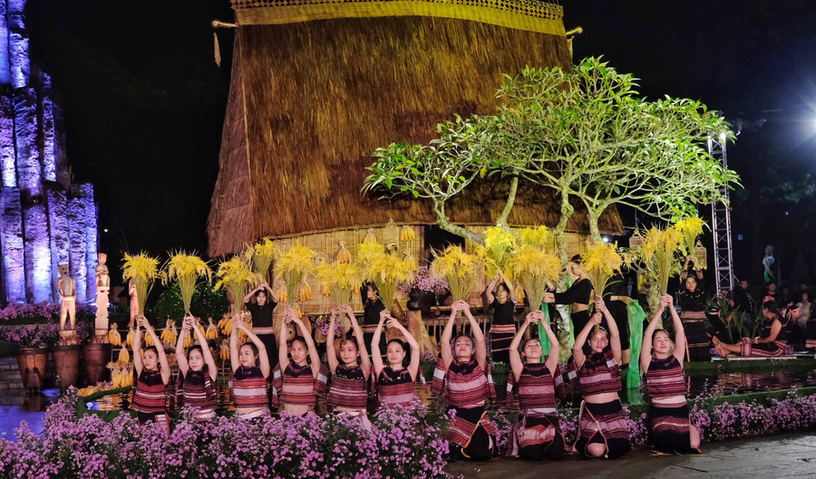 Chương trình có sự tham gia của hàng trăm nghệ nhân, học sinh trường THPT Nội trú tỉnh. Ảnh: Hoàng Ngọc Chương trình có sự tham gia của hàng trăm nghệ nhân, học sinh trường THPT Nội trú tỉnh. Ảnh: Hoàng Ngọc