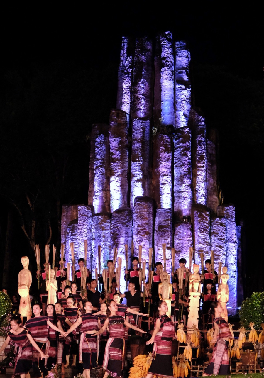 Sân khấu chính của "Gia Lai ơi" tại trụ đá Quảng trường Đại Đoàn Kết-biểu tượng của tinh thần đại đoàn kết các dân tộc, đồng thời là thông điệp của chương trình. Sân khấu chính của "Gia Lai ơi" tại trụ đá Quảng trường Đại Đoàn Kết-biểu tượng của tinh thần đại đoàn kết các dân tộc, đồng thời là thông điệp của chương trình.