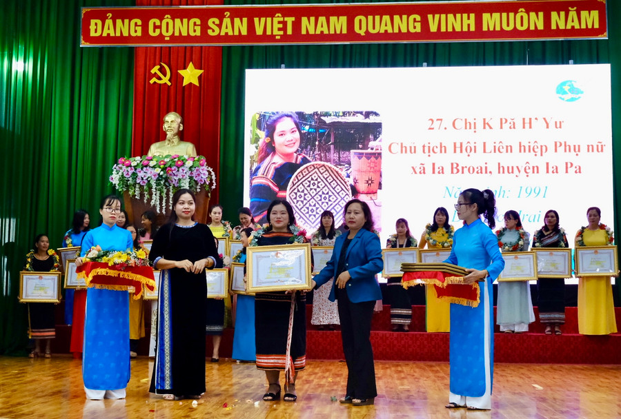 Gia Lai có 6 nữ cán bộ hội cơ sở giỏi được Trung ương Hội LHPN Việt Nam biểu dương toàn quốc. Ảnh: Minh Châu Gia Lai có 6 nữ cán bộ hội cơ sở giỏi được Trung ương Hội LHPN Việt Nam biểu dương toàn quốc. Ảnh: Minh Châu