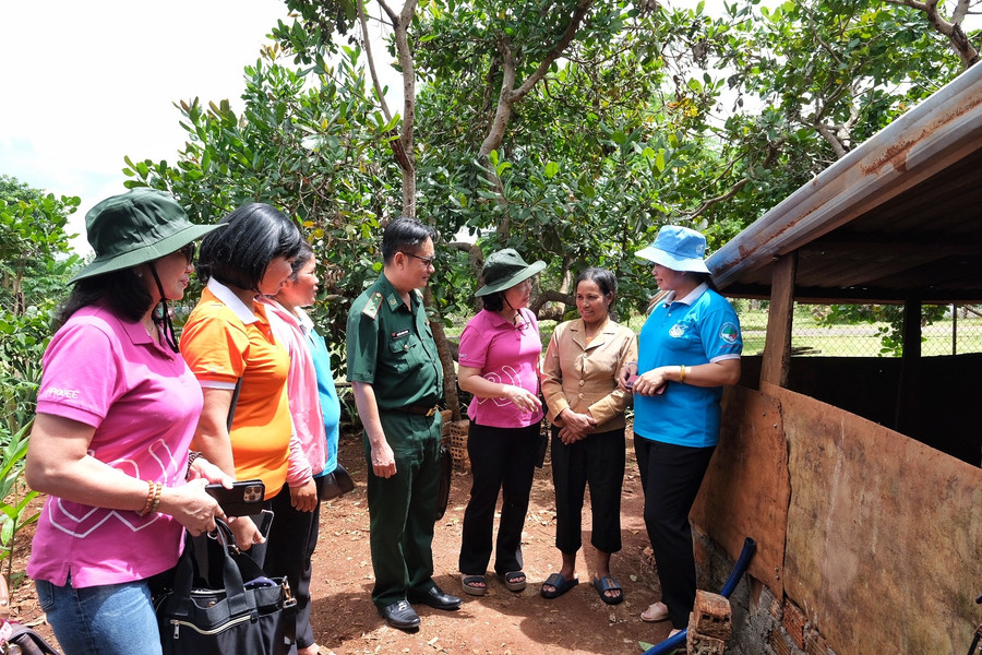 Đoàn công tác tặng phương tiện sinh kế cho hội viên phụ nữ có hoàn cảnh đặc biệt khó khăn, đồng thời lắng nghe tâm tư, nguyện vọng của chị em để tiếp tục triển khai hiệu quả chương trình. Ảnh: Minh Châu Đoàn công tác tặng phương tiện sinh kế cho hội viên phụ nữ có hoàn cảnh đặc biệt khó khăn, đồng thời lắng nghe tâm tư, nguyện vọng của chị em để tiếp tục triển khai hiệu quả chương trình. Ảnh: Minh Châu