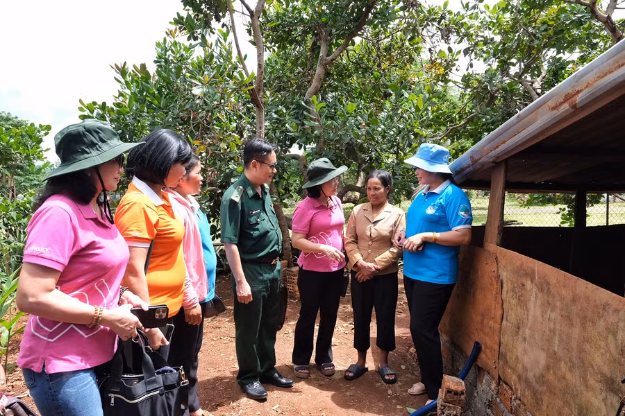 Đoàn công tác tặng phương tiện sinh kế cho hội viên phụ nữ có hoàn cảnh đặc biệt khó khăn, đồng thời lắng nghe tâm tư, nguyện vọng của chị em để tiếp tục triển khai hiệu quả chương trình. Ảnh: Minh Châu