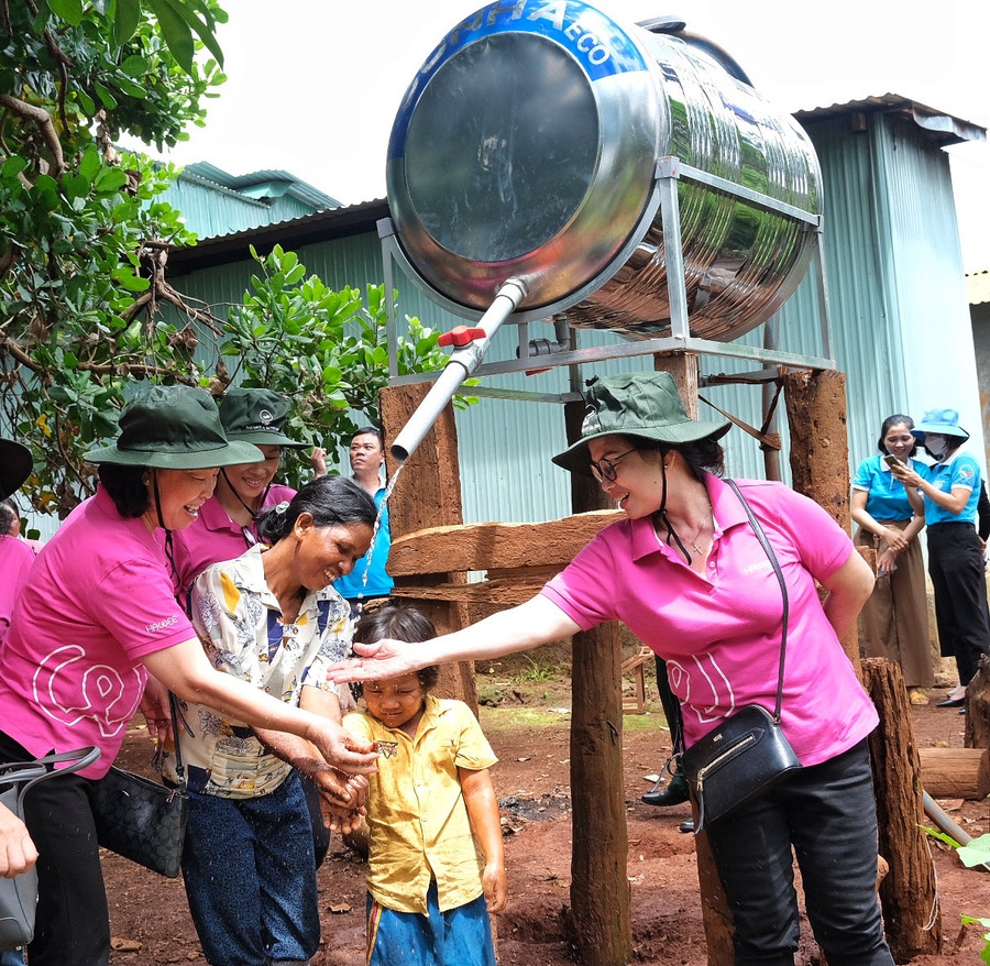 Chương trình "Đồng hành cùng phụ nữ biên cương" tặng bồn nước sạch cải thiện sinh hoạt cho phụ nữ, trẻ em vùng biên giới. Ảnh: Minh Châu Chương trình "Đồng hành cùng phụ nữ biên cương" tặng bồn nước sạch cải thiện sinh hoạt cho phụ nữ, trẻ em vùng biên giới. Ảnh: Minh Châu
