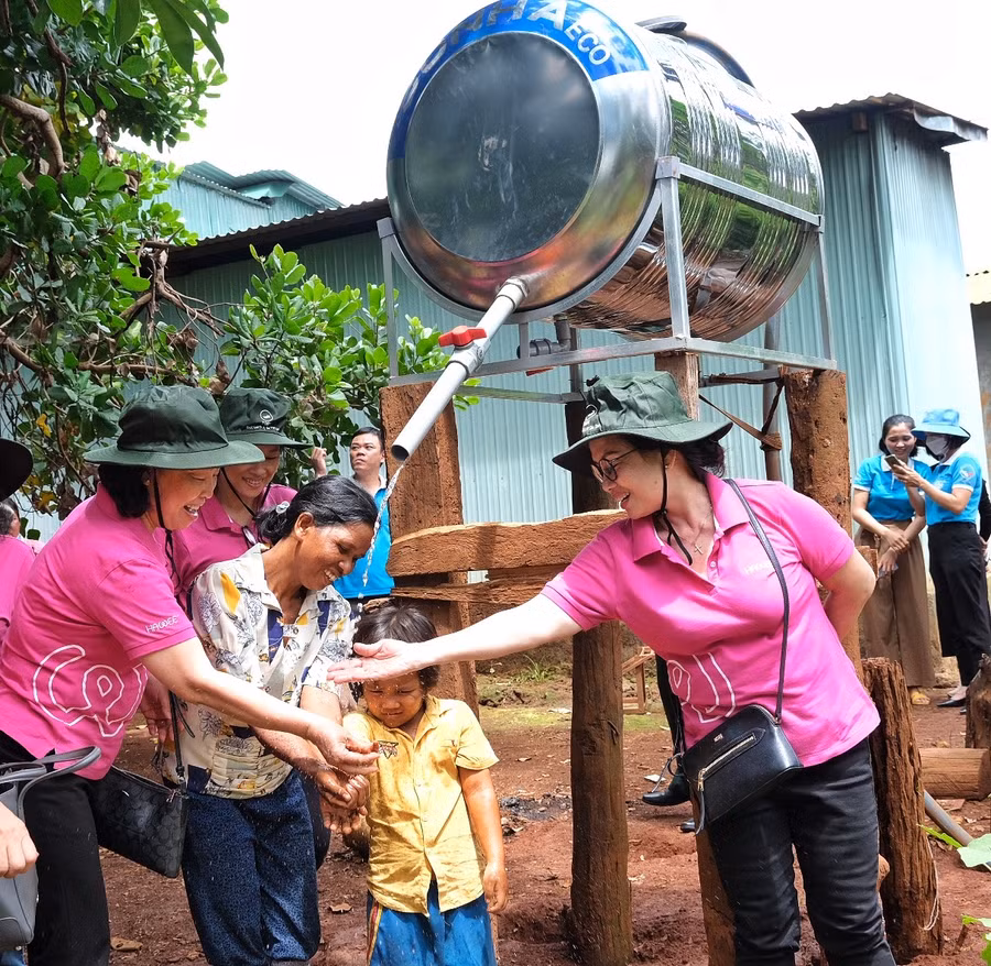 Chương trình "Đồng hành cùng phụ nữ biên cương" tặng bồn nước sạch cải thiện sinh hoạt cho phụ nữ, trẻ em vùng biên giới. Ảnh: Minh Châu