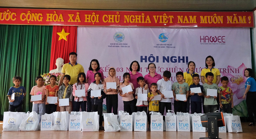Đoàn công tác TP. Hồ Chí Minh tặng học bổng cho trẻ em các xã biên giới. Ảnh: Minh Châu Đoàn công tác TP. Hồ Chí Minh tặng học bổng cho trẻ em các xã biên giới. Ảnh: Minh Châu