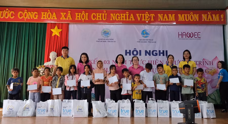 Đoàn công tác TP. Hồ Chí Minh tặng học bổng cho trẻ em các xã biên giới. Ảnh: Minh Châu