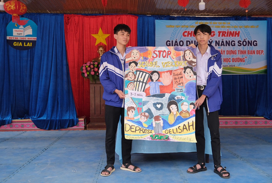 Một thông điệp về chấm dứt bạo lực học đường của học sinh lớp 10A2. Ảnh: Minh Châu Một thông điệp về chấm dứt bạo lực học đường của học sinh lớp 10A2. Ảnh: Minh Châu