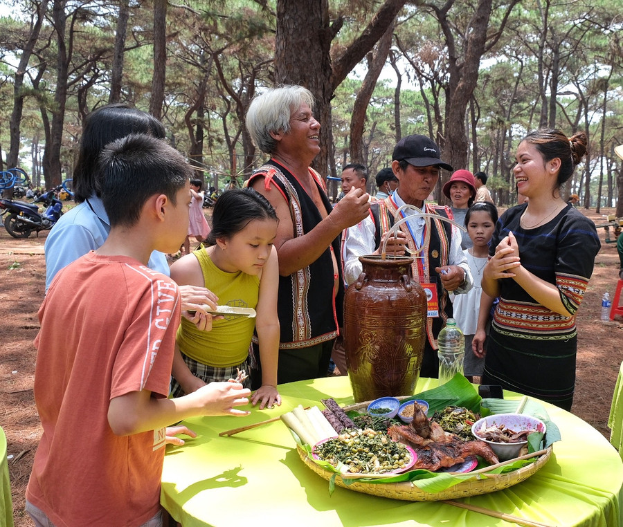 Ngày hội còn là dịp giao lưu, gặp gỡ, thắt chặt tình đoàn kết các dân tộc trong huyện.Ảnh Hoàng Ngọc Ngày hội còn là dịp giao lưu, gặp gỡ, thắt chặt tình đoàn kết các dân tộc trong huyện.Ảnh Hoàng Ngọc
