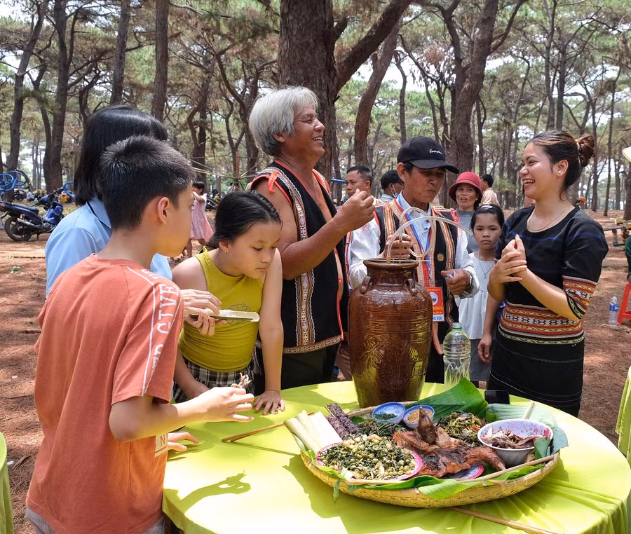 Ngày hội còn là dịp giao lưu, gặp gỡ, thắt chặt tình đoàn kết các dân tộc trong huyện.Ảnh Hoàng Ngọc